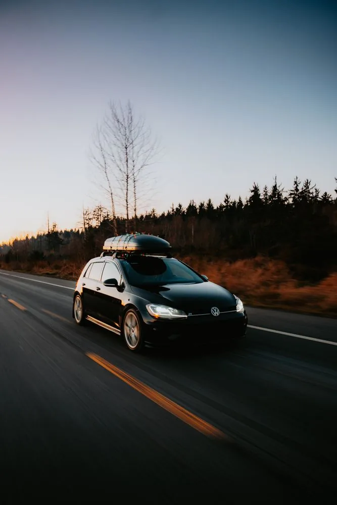 Auto met dakkoffer voor extra bagageruimte