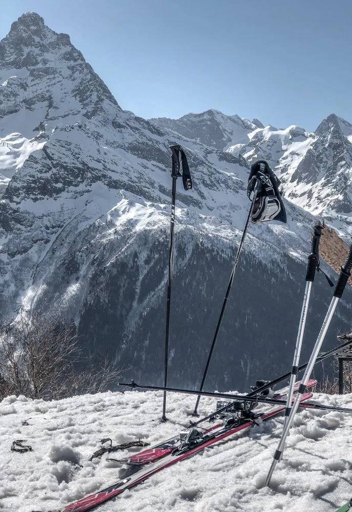 Ski’s en skistokken in de sneeuw